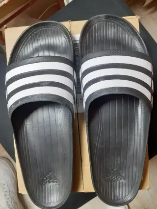 Chancletas Adidas Talla 18 (53 europeo) a estrenar