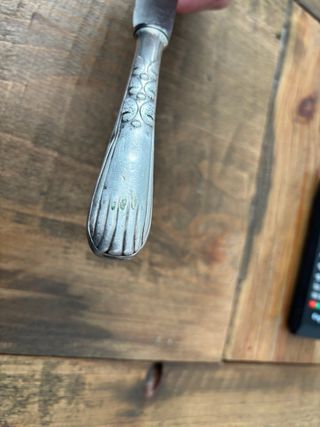 Cuchillo antiguo de plata con diseño floral