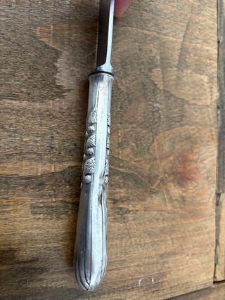 Cuchillo antiguo de plata con diseño floral