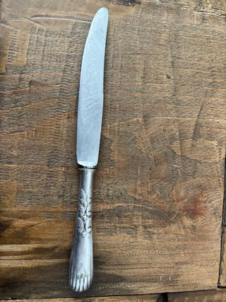 Cuchillo antiguo de plata con diseño floral