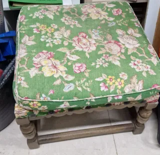 2 sillones y 1 puf floral