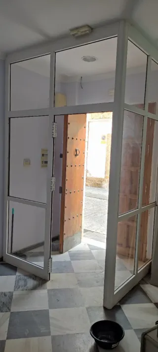 Ingresso in alluminio bianco nuovo