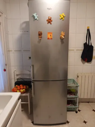 Nevera Whirlpool 2m + TV 32