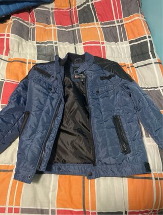 Chaqueta Koroshi azul y negra. Sin uso