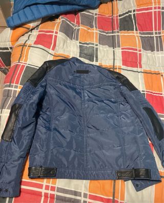 Chaqueta Koroshi azul y negra. Sin uso