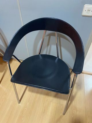 Sillas de piel negras y metal plateado