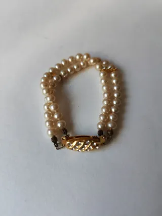 Pulsera doble perlas y cierre dorado