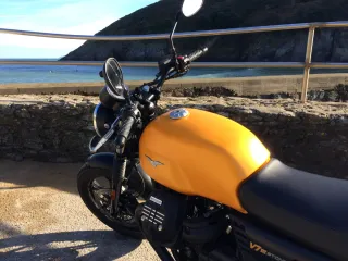 Moto Guzzi V7 III Stone Amarilla