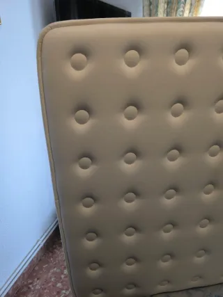 Colchón tapizado con botones. Tamaño 105×190.