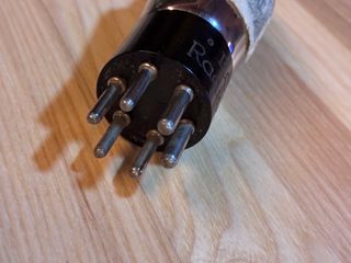 Válvula RCA Radiotron con precinto vintage