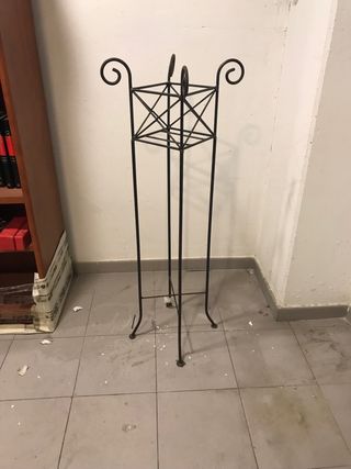 Macetero de pie en forja negro
