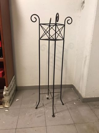 Macetero de pie en forja negro