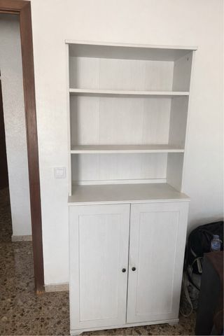 Armario blanco de madera con puertas