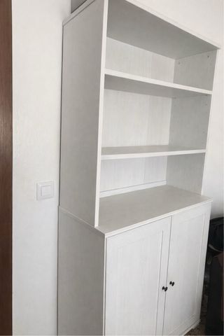 Armario blanco de madera con puertas