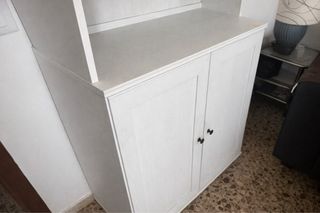 Armario blanco de madera con puertas