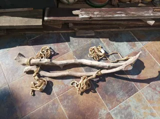 Colgador de madera y yute