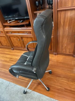 Sillón de escritorio de piel negro