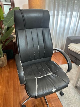 Sillón de escritorio de piel negro