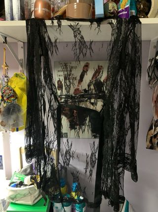 Bata corta de encaje negro