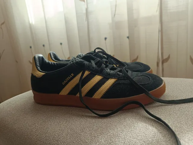 Adidas Gazelle Negras y Amarillas de segunda mano por 60 EUR en Zaragoza en  WALLAPOP