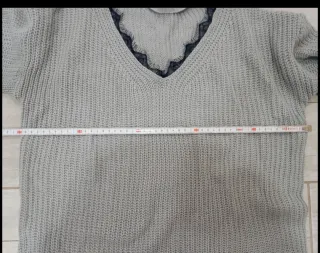 Jersey gris con cuello choker