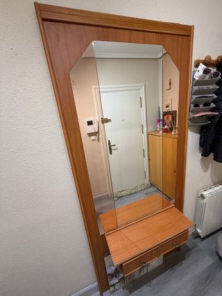 Espejo de entrada con estructura de madera