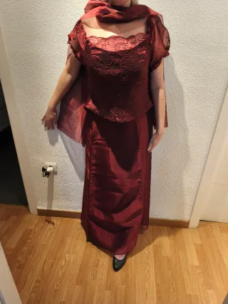 Vestido de fiesta rojo con chal