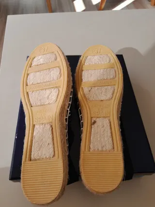 Alpargatas azules y blancas cosidas a mano