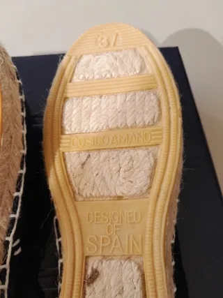 Alpargatas azules y blancas cosidas a mano