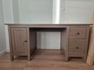 Escritorio de madera marrón