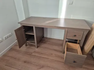 Escritorio de madera marrón