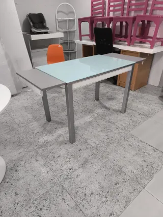 Mesa de cristal y metal gris