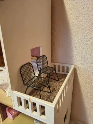 Casita de muñecas hecha a mano