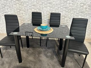 Mesa de cristal negra con 4 sillas
