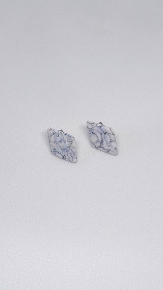 Pendientes rombos mármol blanco, negro y azul