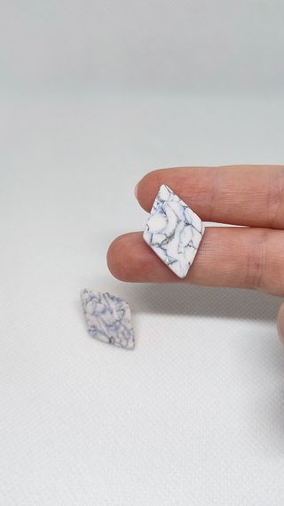 Pendientes rombos mármol blanco, negro y azul