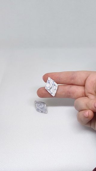 Pendientes rombos mármol blanco, negro y azul