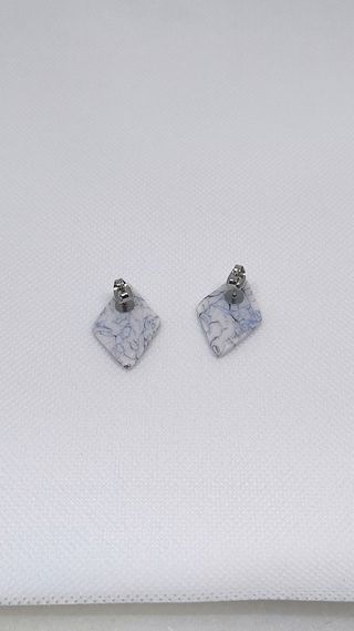 Pendientes rombos mármol blanco, negro y azul