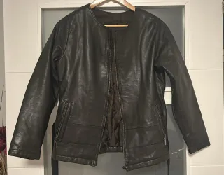 Chaqueta de cuero entallada para dama