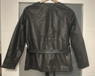 Chaqueta de cuero entallada para dama