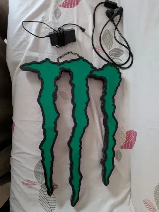 Letrero LED Monster 44cm de ancho y 64 cm de alto.