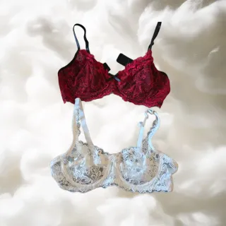 Conjunto de lencería rojo y blanco