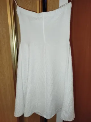 Vestido blanco sin tirantes. Nuevo.