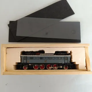 N locomotora TRIX analógica E 75 02