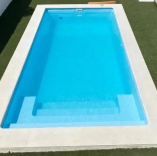 Piscina de poliéster azul y blanco