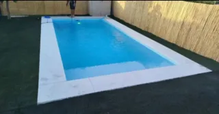 Piscina de poliéster azul y blanco