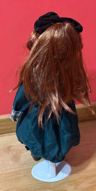 Muñeca de porcelana con vestido