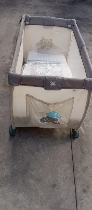 Cuna de bebé transportable con colchón