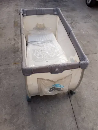 Cuna de bebé transportable con colchón