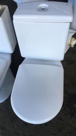 Varios inodoros Roca